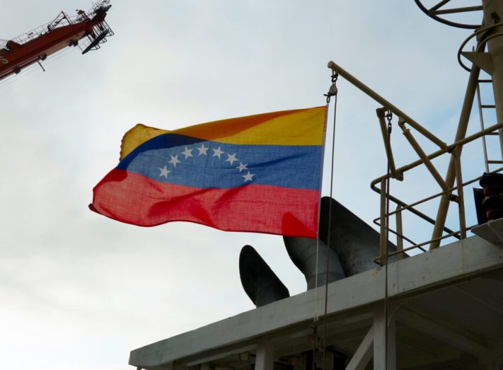 Refiners Squeeze Out Traders to Claim Larger Share of Venezuelan Oil
