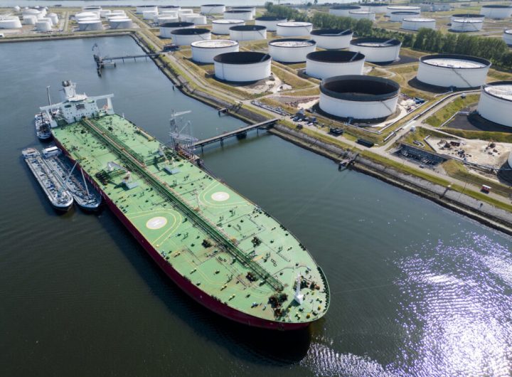Hormuz Supply Uncertainty Puts Oil Prices on Track for Weekly Gain
