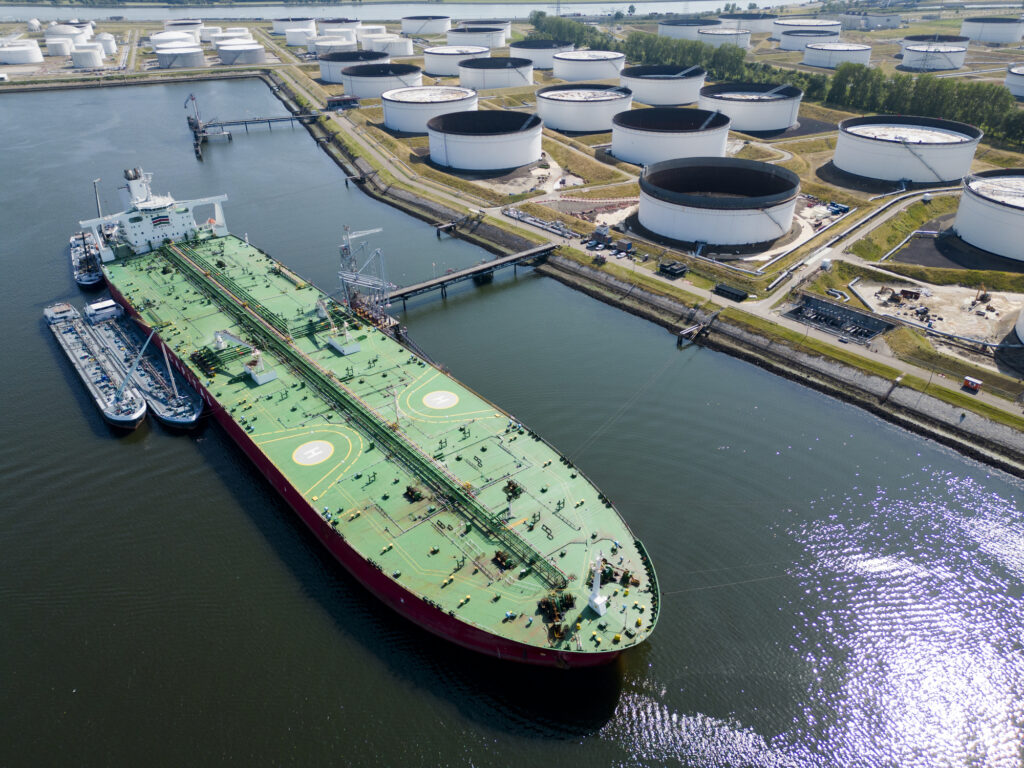 Hormuz Supply Uncertainty Puts Oil Prices on Track for Weekly Gain