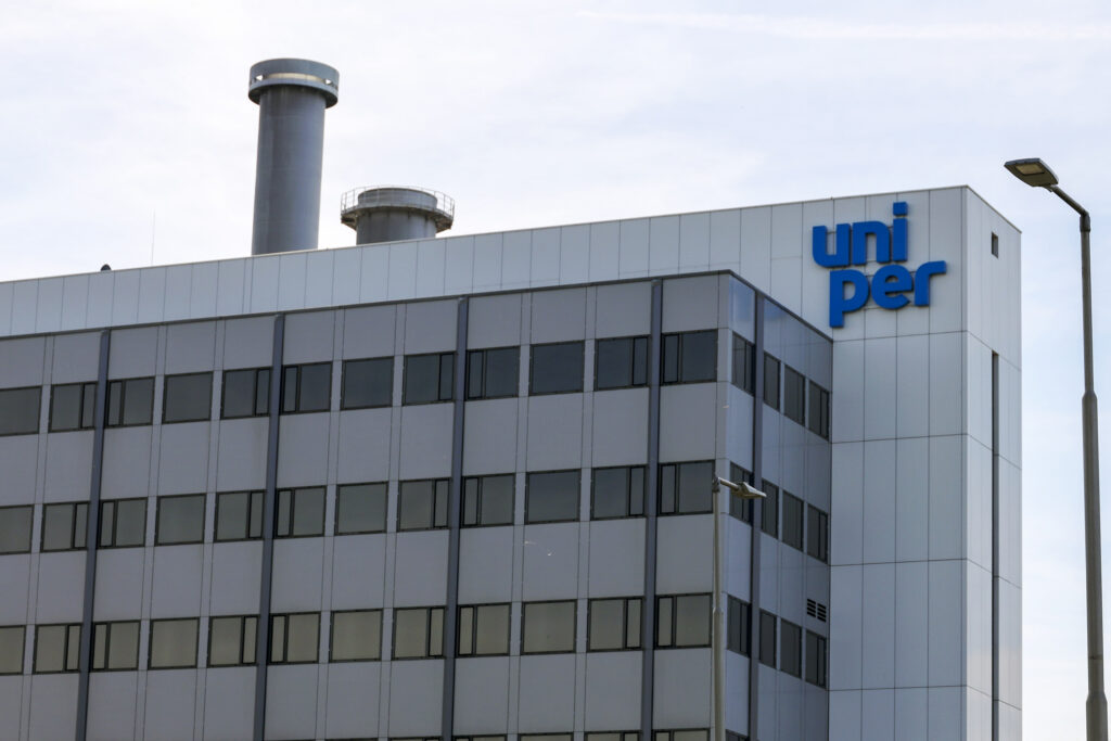 Apollo Enters $11.5 Billion Bidding War for Germany's Uniper
